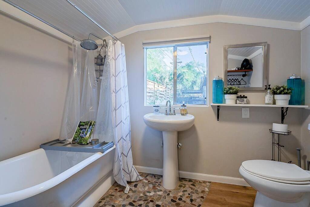 Cute Peaceful Tiny House Getaway W Backyard - Low Summer Rates! Tucson Exterior foto