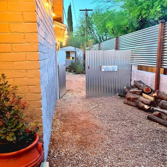 Cute Peaceful Tiny House Getaway W Backyard - Low Summer Rates! Tucson Exterior foto